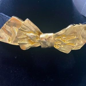 Gorgeous. Vintage leather adjustable belt with stylish bow buckle.